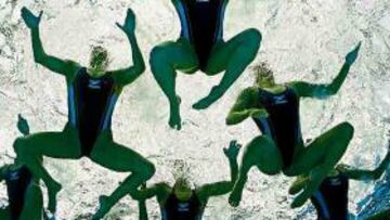 <b>FRÍO. </b>El agua del Water Cube complica el trabajo de las chicas.