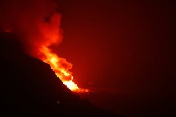 La lava del volcán de La Palma ha llegado al mar en la costa del municipio de Tazacorte. Se ha precipitado de un acantilado de cerca de 100 metros de altura. Las nubes tóxicas que genera el magma al contacto con el agua del mar suponen la gran preocupación de las autoridades.
