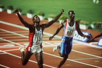 Carl Lewis cruza primero la meta de los 100 en los Mundiales de Tokio 91. Ese día se convirtió en el primer humano que bajaba de 9.90.