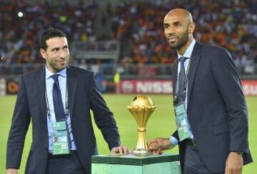 Mohamed Aboutrika y Frederick Kanoute con el trofeo antes de la final.