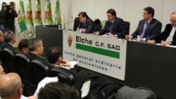 <b>CÓNCLAVE.</b> Tomás Alvarado, José Sepulcre, Pedro Martínez y Manuel Rocamora, ayer, durante la Junta de Accionistas.