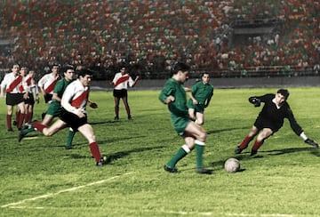 La primera vez que el Real Madrid visti¨® de verde fue en Caracas en 1965. Aquel verano, el equipo se desplaz¨® a Sudam¨¦rica para disputar varios partidos tras proclamarse campe¨®n de Liga. Uno de esos partidos fue ante el River Plate argentino. Debido a la similitud de los dos uniformes, el Madrid tuvo que jugar aquel partido con camisetas prestadas de color verde. El partido acab¨® en empate a un tanto.