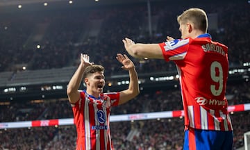 El jugador del Atltico de Madrid, Sorloth, celebra el 1-1 al Celta de Vigo con Julin ?lvarez. 

