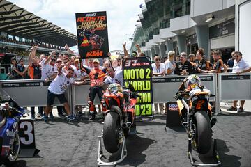 Alegría del piloto de Ajo Motorsport tras proclamarse campeón del mundo de Moto2.