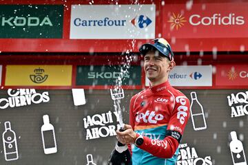 Andreas Kron celebra la victoria bañada en champán y lluvia.