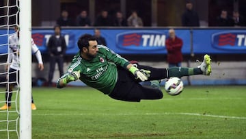 Diego López en un partido con el Milán.