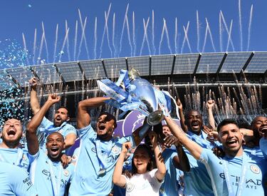 La plantilla del Manchester City celebrando el título que le acredita como campeón de la Premier League.