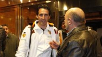 <b>LLEGADA A BILBAO. </b>La expedición del Valencia, con Emery a la cabeza, se instaló ayer a media tarde en el hotel de concentración.