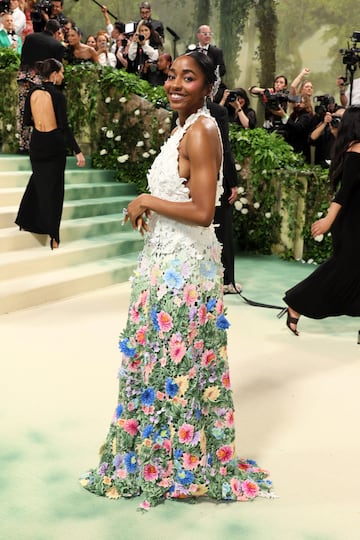 La actriz, Ayo Edebiri, con un original vestido de flores de Loewe.