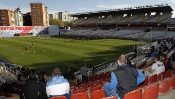 La afición del Rayo viendo un entrenamiento en el estadio.