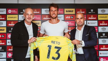 Neto con su nueva camiseta.