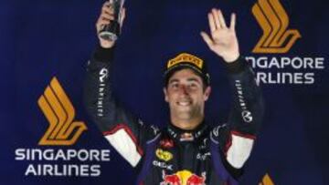 Daniel Ricciardo, tercero, saluda a la afici&oacute;n de Singapur.