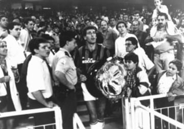 1988. El Milán AC ganó al Real Madrid 3-0. Tassotti recogió el Trofeo.  


