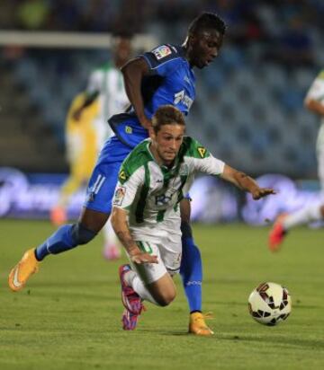 El centrocampista del Córdoba, Federico Cartabia, cae ante el jugador francés del Getafe, Abdoul Karim Yoda.