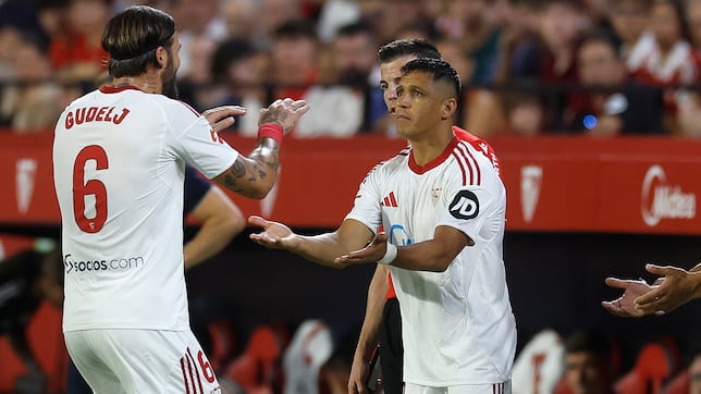 Alexis debutó con el Sevilla igual que con el Barcelona