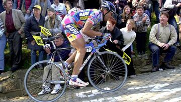 Andrea Tafi sube el Kapelmuur (o Mur De Grammont / Muur Van Geraardsbergen, durante el Tour de Flandes de 2002, en el que se llev&oacute; la victoria.