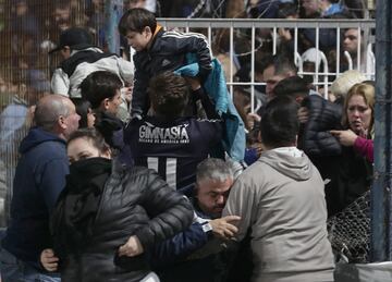 El partido se tuvo que detener a los nueve minutos de juego por graves incidentes tanto dentro como fuera del estadio. Hinchas del Lobo que quedaron afuera se enfrentaron con la policía, que reprimió de manera abrupta.  El humo de los gases lacrimógenos ingresó al estadio