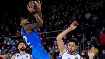 GRAF9465. BARCELONA, 13/01/2022.- El escolta estadounidense del Barcelona Cory Higgins (c) lanza a canasta ante el base serbio del Anadolu Efes,Vasilije Micic (d) durante el partido de la fase regular de la Euroliga de baloncesto que enfrenta el Barça y el Anadolu Efes turco .EFE/ Enric Fontcuberta.