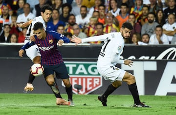 Cristiano Piccini y Dani Parejo con Philippe Coutinho.