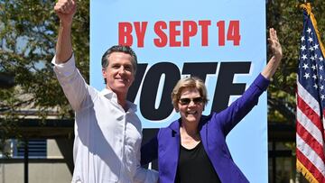 El gobernador de California, Gavin Newsom, y la senadora Elizabeth Warren, asisten a un mitin contra la próxima elección de destitución de gobernador, en Culver City High School en Culver City, California. -