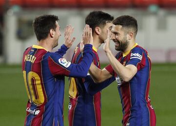 1-0. Leo Messi celebró el primer gol con Jordi Alba.