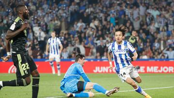 SAN SEBASTIÁN, 02/05/2023.- El delantero japonés de la Real Sociedad Takefusa Kubo (d) celebra su gol, primero para su equipo, durante el partido de Liga en Primera División que Real Sociedad y Real Madrid disputan hoy martes en el estadio Reale Arena, en San Sebastián. EFE/ Juan Herrero