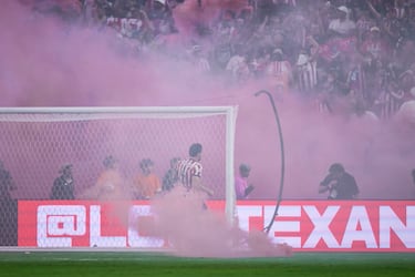 Guerra de bombas de humo en Clásico Nacional; ‘Pollo’ Briseño explota contra su propia afición