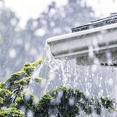 Su casa se ve amenazada por el agua de lluvia desviada desde la propiedad del vecino y las autoridades aprueban la maniobra