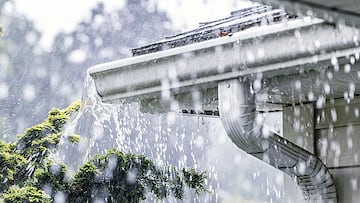 Su casa se ve amenazada por el agua de lluvia desviada desde la propiedad del vecino y las autoridades aprueban la maniobra