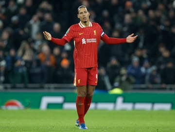 El central holand¨¦s del Liverpool acaba contrato con el equipo ingl¨¦s en junio y aunque hay muchos rumores, a¨²n no se ha cerrado su renovaci¨®n. Es uno de los nombres que han surgido para la defensa del Real Madrid.El gran impedimento para que los blancos apuesten por ¨¦l es su edad (33 a?os); su gran virtud, que podr¨ªa llegar gratis.