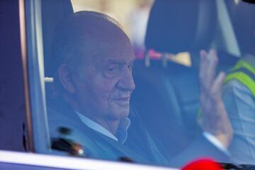 Juan Carlos I saluda desde el coche en el que se dirige a Sanxenxo desde el aeropuerto de Vigo. 