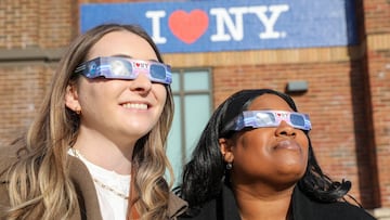 Un eclipse solar total cruzará USA el 8 de abril y pasará por Nueva York. Así puedes conseguir gafas gratuitas para verlo.