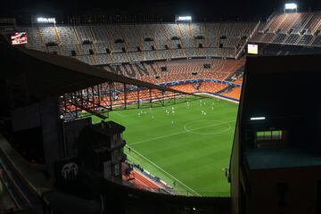 Estadio de Mestalla con las gradas vací­as.