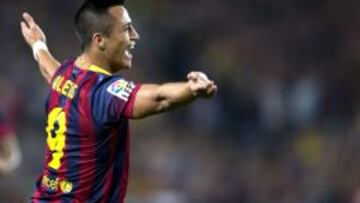 El delantero chileno del FC Barcelona Alexis Sánchez celebra el gol que ha marcado al Real Madrid.