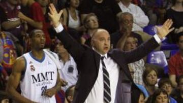 El entrenador del Real Madrid, Pablo Laso (d), da instrucciones a sus jugadores durante el tercer partido de la final de la Liga Endesa ante el Regal Barcelona, disputado esta noche en el Palau Blaugrana.