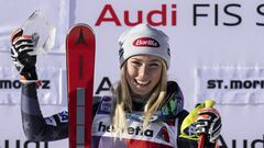 St. Moritz (Switzerland), 18/12/2022.- Mikaela Shiffrin of the USA celebrates on the podium after winning the women's Super G race at the FIS Alpine Skiing World Cup in St. Moritz, Switzerland, 18 December 2022. (Suiza, Estados Unidos) EFE/EPA/PETER SCHNEIDER
