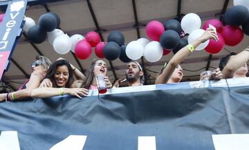 GRA238. MADRID, 01/07/2017.- Ambiente en una de las 52 carrozas que participan en el desfile del World Pride 2017, durante su recorrido esta tarde por la calles de Madrid. EFE/J. P. Gandul