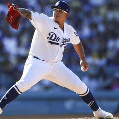 Julio Urías recibió homenaje por parte del CMLL