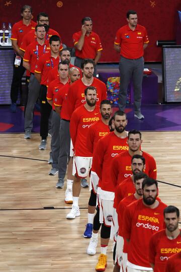 La selección española de baloncesto al inicio del partido.