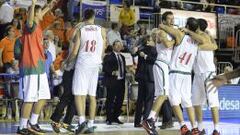 Los jugadores del Sevilla celebran su primera victoria de la temporada en la Liga Endesa. 