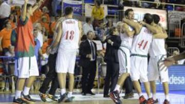 Los jugadores del Sevilla celebran su primera victoria de la temporada en la Liga Endesa.