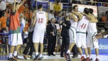 Los jugadores del Sevilla celebran su primera victoria de la temporada en la Liga Endesa. 