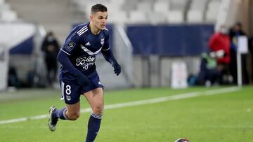 Hatem Ben Arfa conduce el balón como jugador del Girondins de Burdeos.