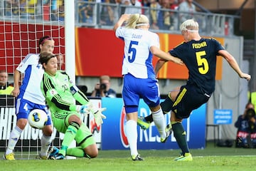 La selección anfitriona de la EURO 2013 consiguió marcar 5 goles a Finlandia, resultado que le sirvió para pasar como primera de grupo, gracias a la abultada diferencia de goles. Los dos primeros goles fueron a balón parado, obra de Nilla Fisher, central muy habilidosa en este tipo de jugadas. La gesta la completaron las delanteras Lotta Schelin, con un doblete, y Kosovare Asllani. El primer tiro a puerta de Finlandia fue en el minuto 79, dato que demuestra lo bien que jugó Suecia y lo difícil que se lo puso a las finlandesas.