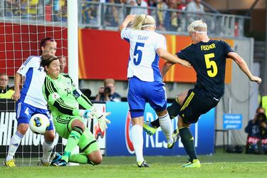 La selección anfitriona de la EURO 2013 consiguió marcar 5 goles a Finlandia, resultado que le sirvió para pasar como primera de grupo, gracias a la abultada diferencia de goles. Los dos primeros goles fueron a balón parado, obra de Nilla Fisher, central muy habilidosa en este tipo de jugadas. La gesta la completaron las delanteras Lotta Schelin, con un doblete, y Kosovare Asllani. El primer tiro a puerta de Finlandia fue en el minuto 79, dato que demuestra lo bien que jugó Suecia y lo difícil que se lo puso a las finlandesas.