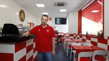 Alberto, due&ntilde;o del &#039;Churret&oacute;n&#039;, bar por completo rojiblanco en la glorieta de Arcentales, donde en mes y medio se muda el Atl&eacute;tico. 