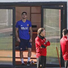 Guedes sigue con su plan y no jugará ante el Manchester