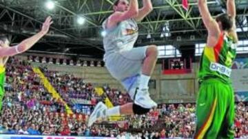 <b>ESPECTACULAR. </b>Víctor Claver intenta culminar un contraaque. El alero valenciano volvió a salir de titular y cada día se afianza un poco más en la Selección.