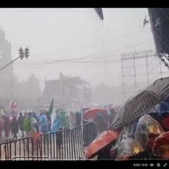 Video: Lluvia sorprende a los asistentes al zócalo para el Grito de Independencia