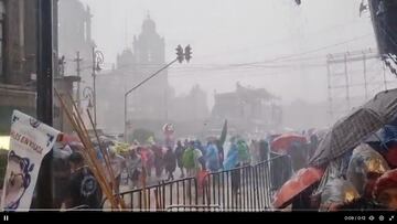 Video: Lluvia sorprende a los asistentes al zócalo para el Grito de Independencia
